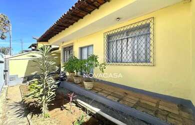 Imagem: A casa possui 3 Dormitórios, 1 Banheiro, 2 Vagas na garagem