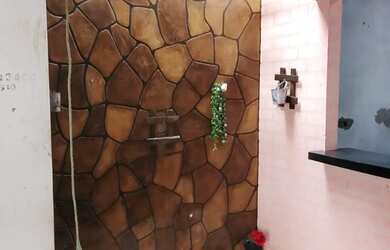 Imagem: A casa possui 1 Dormitório, 1 Banheiro, 1 Vaga na garagem e