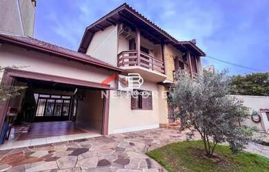 Imagem: A casa possui 3 Dormitórios, 2 Banheiros, 3 Vagas na garagem