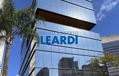 Imagem: O depósito possui 5 Vagas na garagem, 2500m² de Área e está