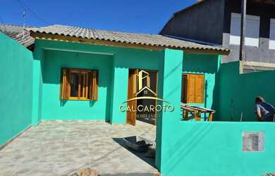 Imagem: A casa possui 3 Dormitórios, 1 Banheiro, 2 Vagas na garagem