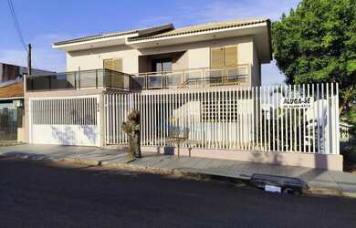 Imagem: A casa possui 4 Dormitórios, 2 Banheiros, 2 Vagas na garagem