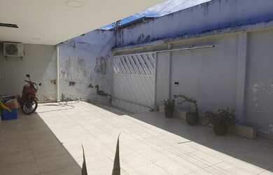 Imagem: A casa possui 5 Dormitórios, 2 Banheiros, 2 Vagas na garagem