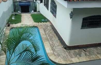 Imagem: A casa possui 4 Dormitórios, 4 Banheiros, 4 Vagas na garagem