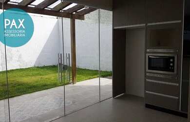 Imagem: A casa possui 3 Dormitórios, 2 Banheiros, 2 Vagas na garagem