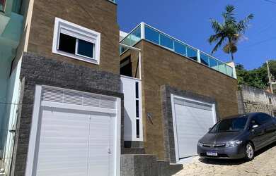 Imagem: A casa possui 4 Dormitórios, 2 Banheiros, 2 Vagas na garagem