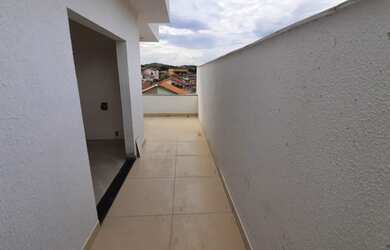 Imagem: A casa possui 3 Dormitórios, 1 Banheiro, 1 Vaga na garagem