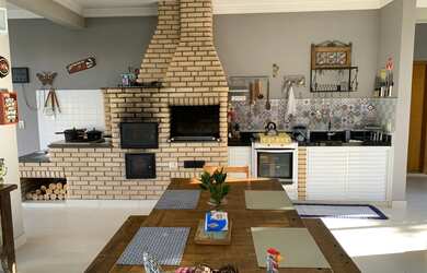 Imagem: A casa em condomínio possui 4 Dormitórios, 3 Banheiros, 3