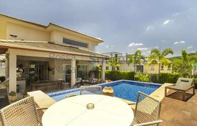 Imagem: A casa em condomínio possui 4 Dormitórios, 5 Banheiros, 3