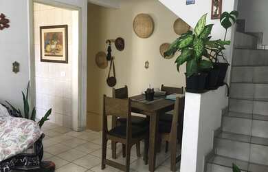 Imagem: A casa possui 3 Dormitórios, 1 Banheiro, 1 Vaga na garagem