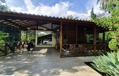 Imagem: A casa em condomínio possui 4 Dormitórios, 4 Banheiros, 4