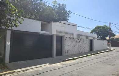 Imagem: A casa possui 3 Dormitórios, 3 Banheiros, 2 Vagas na garagem