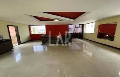 Imagem: A casa possui 5 Dormitórios, 3 Banheiros, 3 Vagas na garagem