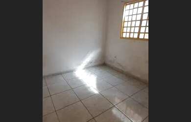 Imagem: A casa e possui 3 Dormitórios, Suítes, 1 Banheiro está localizado