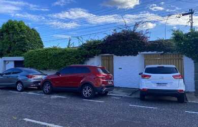 Imagem: A casa possui 3 Dormitórios, 3 Banheiros, 1 Vaga na garagem