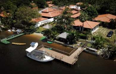 Imagem: A casa possui 4 Dormitórios, 5 Vagas na garagem e está localizado