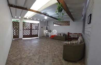 Imagem: A casa possui 2 Dormitórios, 1 Banheiro, 2 Vagas na garagem