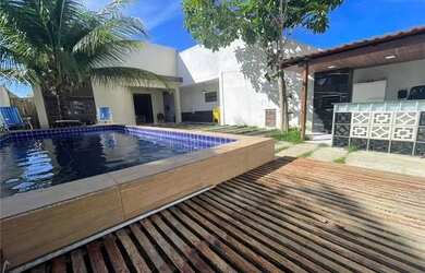 Imagem: A casa possui 3 Dormitórios, 1 Banheiro, 2 Vagas na garagem