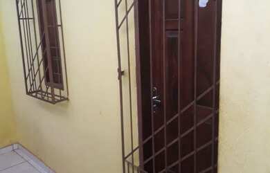 Imagem: A casa possui 1 Dormitório e 1 Banheiro e está localizado