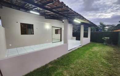 Imagem: A casa possui 3 Dormitórios, 2 Banheiros, 1 Vaga na garagem