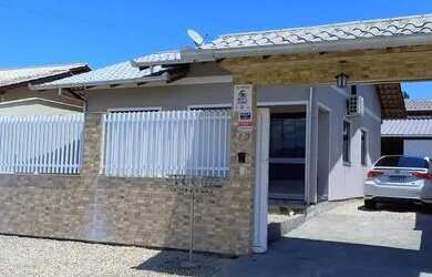 Imagem: A casa possui 2 Dormitórios, 2 Banheiros, 2 Vagas na garagem