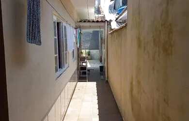 Imagem: A casa possui 3 Dormitórios, 4 Banheiros, 2 Vagas na garagem