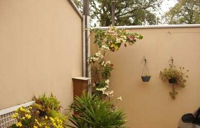 Imagem: A casa possui 3 Dormitórios, 2 Banheiros, 2 Vagas na garagem