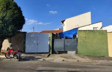 Imagem: A casa possui 1 Dormitório, 1 Banheiro, 1 Vaga na garagem