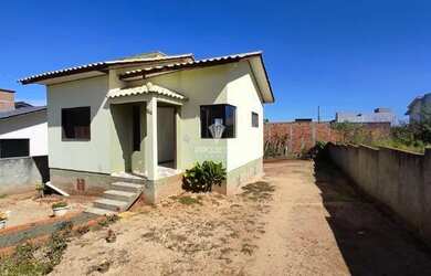 Imagem: A casa possui 2 Dormitórios, 1 Banheiro, 1 Vaga na garagem