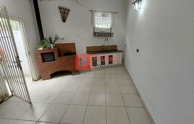 Imagem: A casa possui 3 Dormitórios, 3 Banheiros, 2 Vagas na garagem