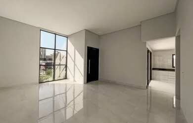 Imagem: A casa possui 3 Dormitórios, 2 Banheiros, 2 Vagas na garagem