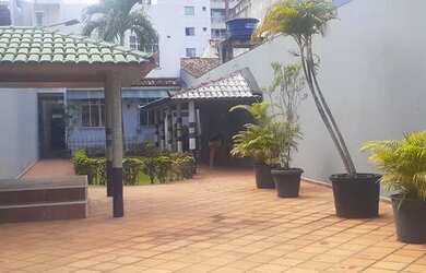 Imagem: A casa possui 4 Dormitórios, 5 Banheiros, 2 Vagas na garagem