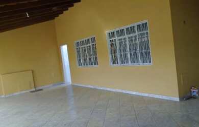 Imagem: A casa possui 3 Dormitórios, 2 Banheiros, 3 Vagas na garagem