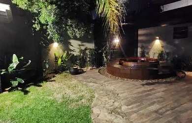 Imagem: A casa possui 4 Dormitórios, 5 Banheiros, 4 Vagas na garagem