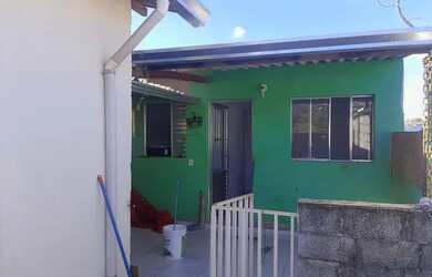 Imagem: A casa possui 1 Dormitório, 1 Banheiro, 1 Vaga na garagem