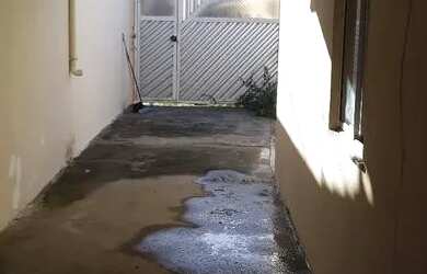 Imagem: A casa possui 4 Dormitórios, 1 Banheiro e 2 Vagas na garagem