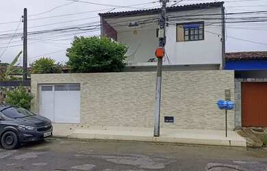 Imagem: A casa possui 3 Dormitórios, 2 Banheiros, 2 Vagas na garagem