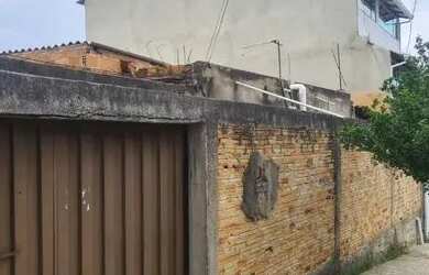 Imagem: A casa possui 3 Dormitórios, 2 Banheiros, 4 Vagas na garagem