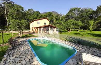 Imagem: A casa possui 3 Dormitórios, 4 Banheiros, 5 Vagas na garagem