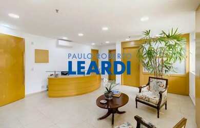 Imagem: O depósito possui 3 Vagas na garagem e 137m² de Área e está