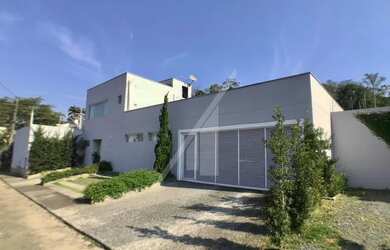 Imagem: A casa possui 3 Dormitórios, 5 Banheiros, 2 Vagas na garagem