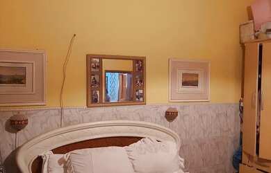 Imagem: A casa possui 3 Dormitórios, 2 Banheiros, 4 Vagas na garagem