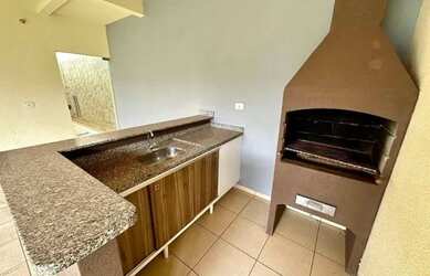 Imagem: A casa possui 3 Dormitórios, 1 Banheiro, 2 Vagas na garagem