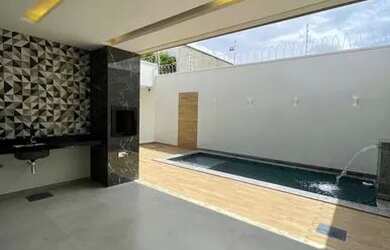 Imagem: A casa possui 3 Dormitórios, 2 Banheiros, 2 Vagas na garagem