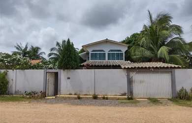 Imagem: A casa possui 3 Dormitórios, 2 Banheiros, 2 Vagas na garagem