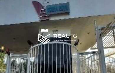 Imagem: A casa possui 3 Dormitórios, 1 Banheiro, 2 Vagas na garagem