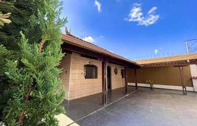 Imagem: A casa possui 3 Dormitórios, 2 Banheiros, 4 Vagas na garagem