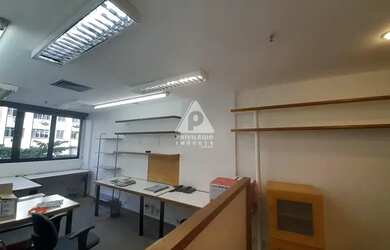 Imagem: O depósito possui 1 Vaga na garagem e 37m² de Área e está