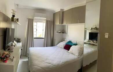 Imagem: A casa possui 3 Dormitórios, 3 Banheiros, 2 Vagas na garagem