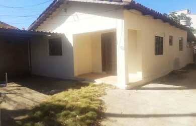 Imagem: A casa possui 3 Dormitórios, 1 Banheiro, 2 Vagas na garagem